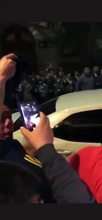 Un agresor le apuntó con un arma a la vicepresidenta de Argentina Cristina Kirchner y gatilló, cuando llegaba a su domicilio en Recoleta, rodeada de militantes. El atacante tiene 35 años y es brasileño. No le funcionó el arma