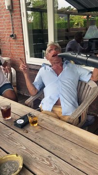 Le souffleur de feuilles envoie des prothèses volantes buzz buddy