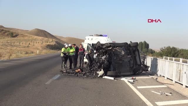 Yozgat gündem haberleri: YOZGAT'TA OTOMOBİL KÖPRÜ BARİYERİNE ÇARPTI 3 ÖLÜ, 1 YARALI