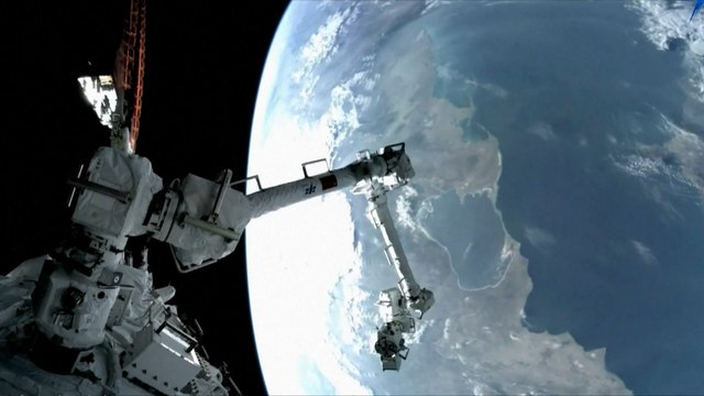 Astronautas chinos cumplen su primera misión fuera de la estación espacial