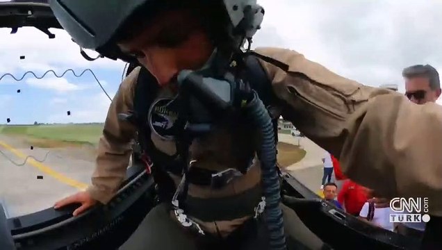 Selçuk Bayraktar, TEKNOFEST'te Hürkuş ile uçtu