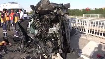 Otomobil köprü bariyerine çarptı: 3 ölü, 1 yaralı