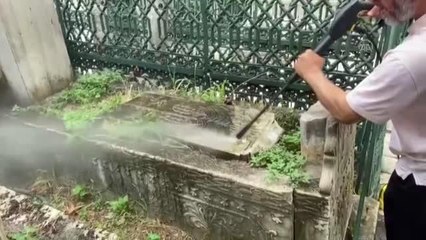 Bursa gündem haberleri... Bursa'da din görevlileri tarihi mezar taşlarını temizliyor