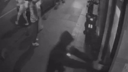 Garsona silahlı saldırı kamerada