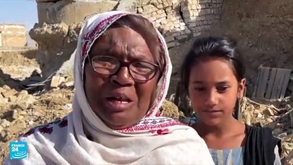 الباكستانيون يتفقدون ما تبقى من منازلهم بعد فيضانات مدمرة