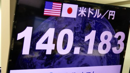 El yen sobrepasa las 140 unidades por dólar por primera vez en 24 años