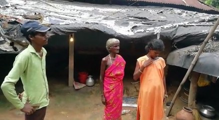 মেঘ না চাইতেই জল পেয়ে ধরাকে সড়া জ্ঞান পঞ্চায়েত সদস্যার, ছাদহারা আদিবাসী যুবক