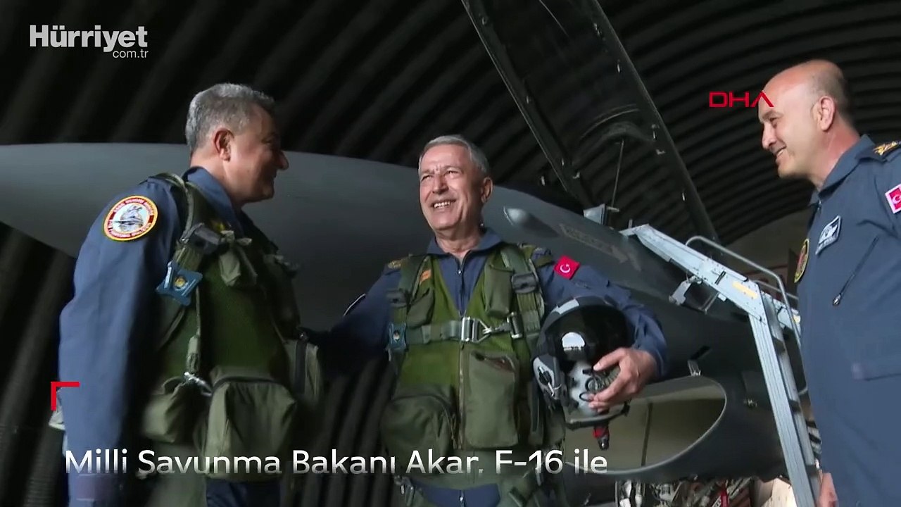 Milli Savunma Bakanı Akar, F16 ile Ege Denizi�nde uçuş yaptı