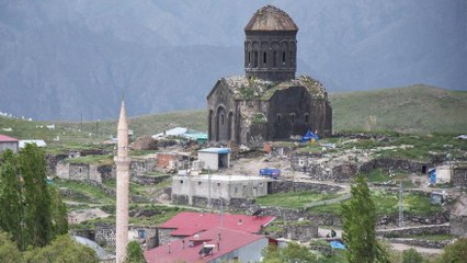 Köy ortasındaki kilise mimarisiyle dikkat çekiyor