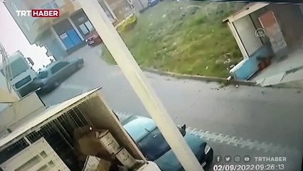 Kocaeli'de park halindeki tır hareket etti, iş yerine çarptı