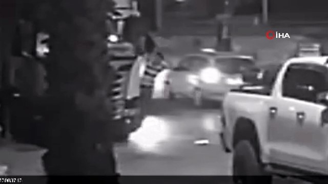 İlginç intihar girişimi kamerada: Önce adamı kurtardı: Ardından tekme tokat dövdü