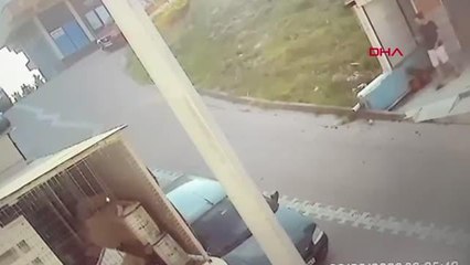 FRENİ BOŞALAN KAMYON ÖNCE 2 OTOMOBİLE SONRA İŞ YERİNE ÇARPTI 1 YARALI