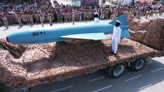 المتمردون الحوثيون في اليمن ينظمون عرضا عسكريا في الحديدة