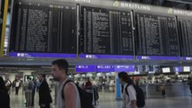 Scioperano piloti, Lufthansa cancella 800 voli: caos in Germania