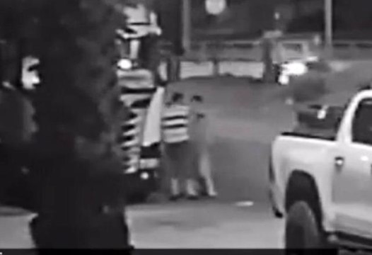 İntihar etmek isteyen şahsı önce kurtardı, sonra tekme tokat dövdü