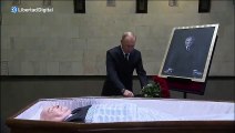 Putin deposita un ramo de flores ante el féretro de Gorbachov