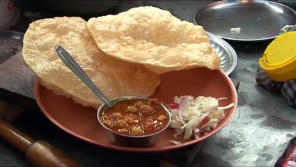 Video herunterladen: street food gujarat - breakfast food - puri shak - indian street food gujarat