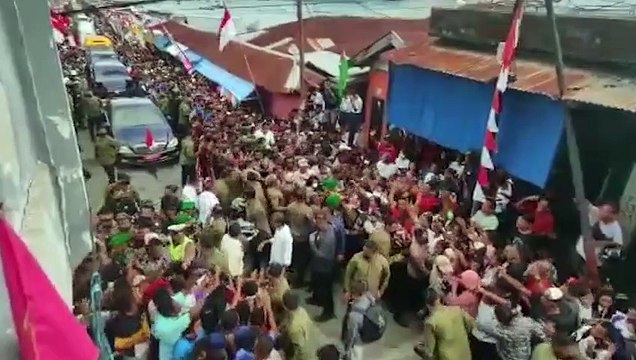 Detik-detik Emak-emak Dobrak Paspampres Demi Ketemu Jokowi