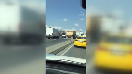Küçükçekmece'de yoldan çıkan hafriyat kamyonu yolu kapattı