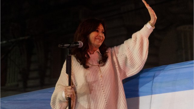 VOICI : Cristina Kirchner : la vice-présidente d'Argentine victime d'une tentative d'assassinat, les images glaçantes