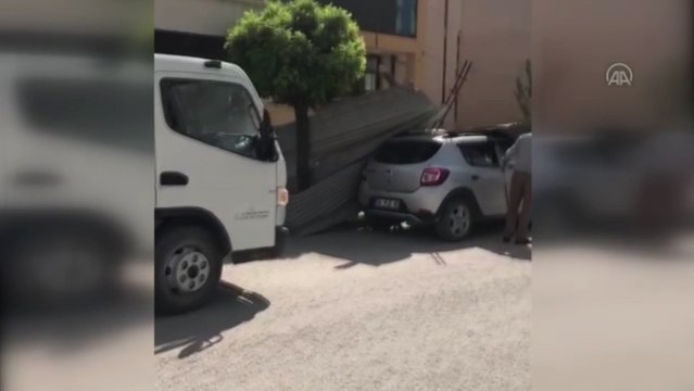 Şiddetli rüzgar bir binanın çatısını uçurdu