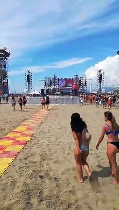 Jova Beach Party 2022 Viareggio, il pubblico comincia a prenere posto sulla spiaggia