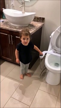 Cette fillette réussit le tire parfait... paf sur papa