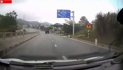 Un bébé traverse une autoroute à genoux... plus de peur que de mal