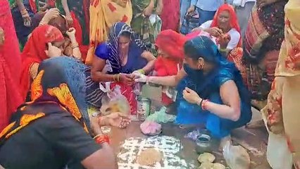 Скачать видео: देवछठ पर उमड़ा श्रद्धा का सैलाब, लाखों ने लगाई पवित्र सरोवर में डुबकी...देखें वीडियो