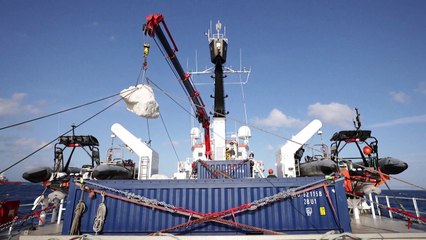 Greenpeace lança blocos de pedra para impedir pesca de arrasto