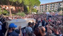 Livorno, i funerali di Denny Magina: cori e applausi, 