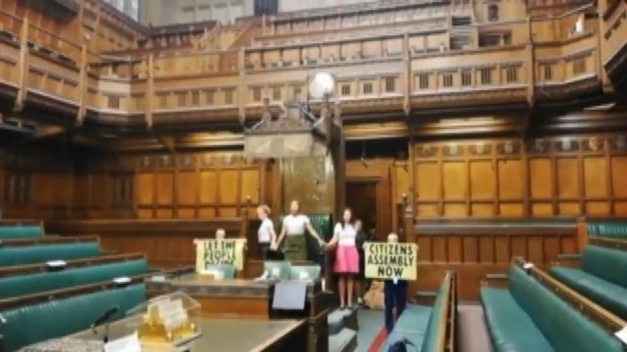 Extinction rebellion, attivisti incollati in Parlamento a Londra