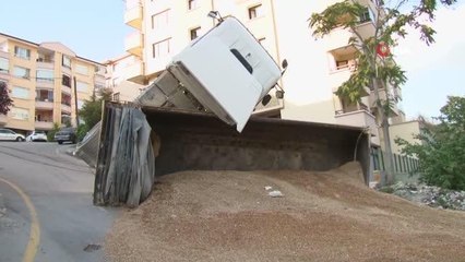 Yokuşu çıkmaya çalışan hafriyat kamyonu devrildi, faciadan dönüldü