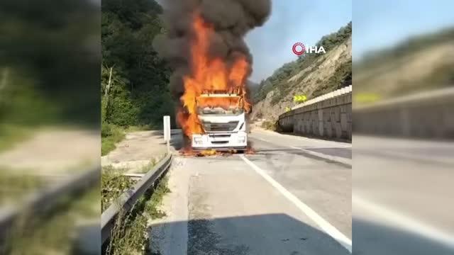 Bursa 3. sayfa haberi... Bursa'da seyir halindeki tır alev alev yandı