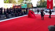 Mostra Venezia, la madrina Rocio Morales volteggia con 'ali' rosso fuoco sul red carpet