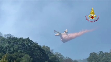 Violento incendio sulle colline di Orbetello, canadair in azione