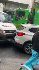 Un camion de livraison force et fonce sur un SUV et des Vélib