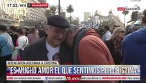 Dos abuelos se abrazaron y quebraron en llanto en Plaza de Mayo