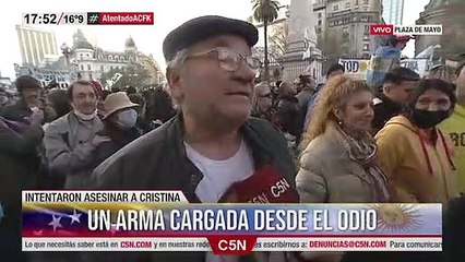 Dos abuelos se abrazaron y quebraron en llanto en Plaza de Mayo
