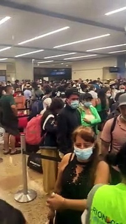 Hasta tres horas debieron esperar viajeros que venían en vuelos internacionales  en migración