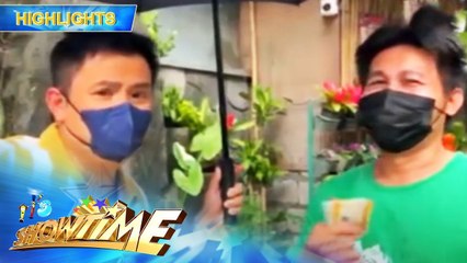 Ogie helped the hard-working street vendors in the middle of the rain | It's Showtime