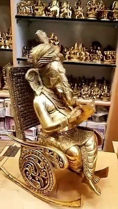 रिद्धि-सिद्धि के तुम दाता,दीन दुखियों के भाग्य विधाता। जय गणपति देवा।