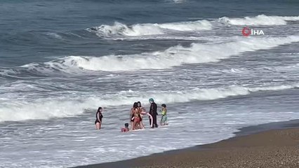 Dalgalı denize giren çocuklar korkuttu