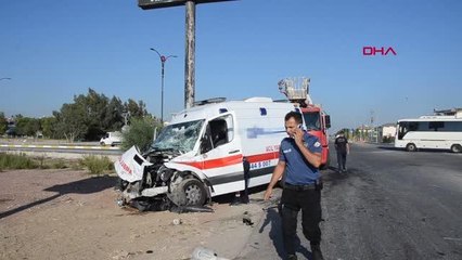 Son dakika haberi! AMBULANSLA MİDİBÜS ÇARPIŞTI 2 YARALI