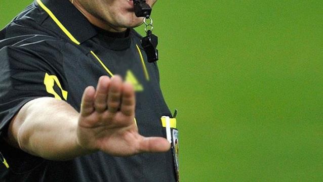 Kırmızı kart gösteren hakemi uçurumdan aşağı attılar! Fotoğraflar hayli ürkütücü