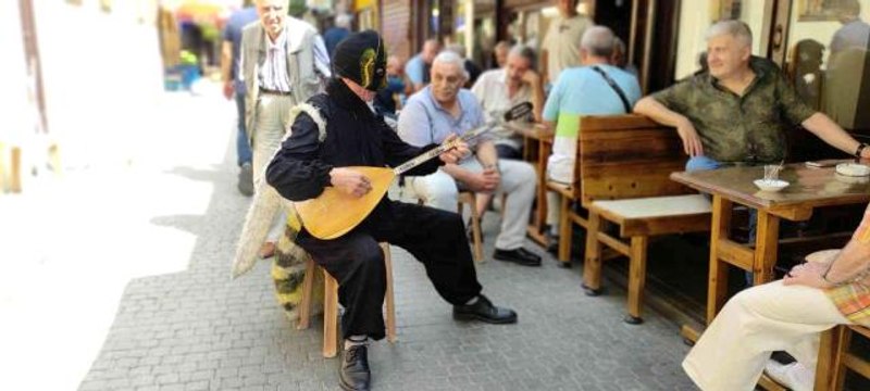 Arı adam sokak sokak gezip saz çalıp türkü söylüyor