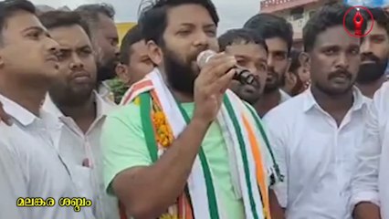 ക്യാപ്റ്റന്റെ ബൈക്കിന് പിന്നിൽ ചെന്നിത്തല മരണ മാസ്സായി