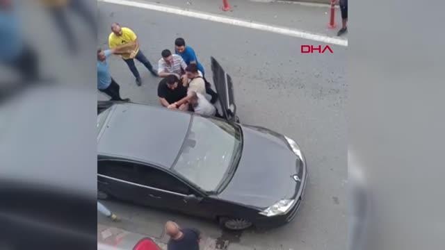 SULTANGAZİ'DE ARACINI PARK EDEN POLİSİ 'BURASI BİZİM YERİMİZ' DİYEREK DARBETTİLER