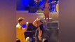 Melike Şahin'in konserinde Cem Yılmaz ve Uraz Kaygılaroğlu sahne önünde karşılıklı böyle oynadı