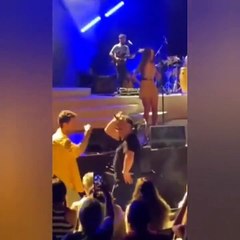 Melike Şahin'in konserinde Cem Yılmaz ve Uraz Kaygılaroğlu sahne önünde karşılıklı böyle oynadı